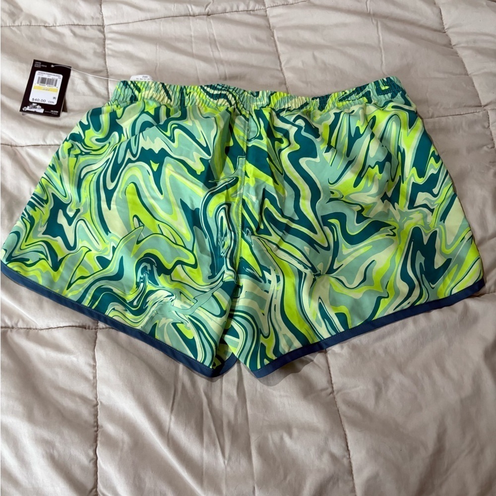Under Armour NWT women’s loose fit athletic short green size medium Avy